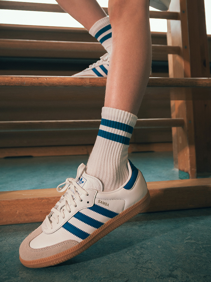 MrSocks_individuelle Tennissocken_schwarze_Streifen_Frau